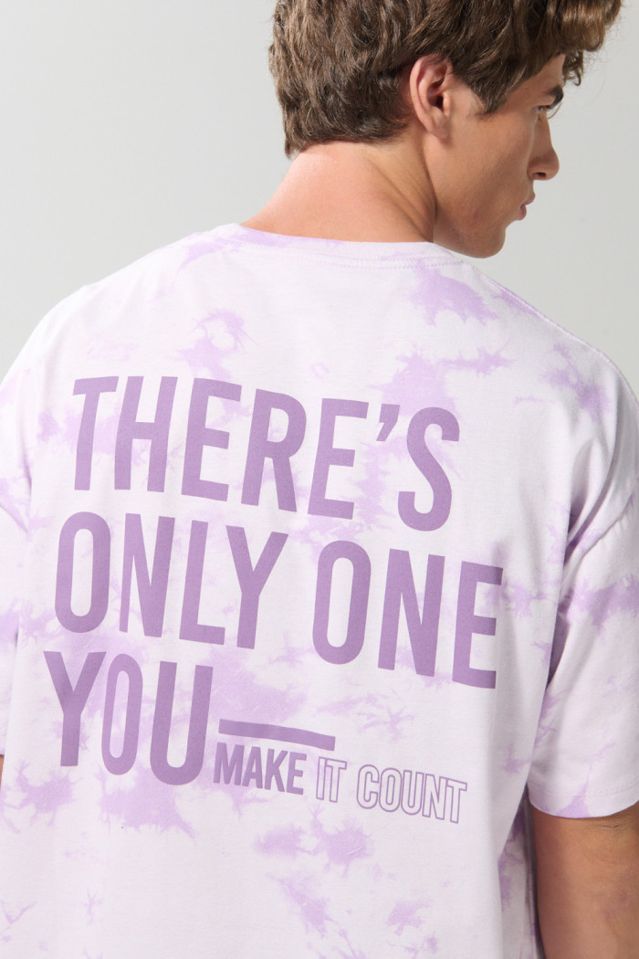 Camiseta lila tie dye oversize con textos y manga corta