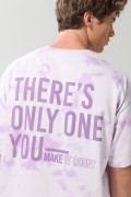 Camiseta lila tie dye oversize con textos y manga corta