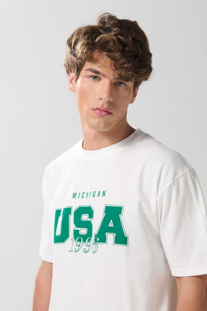 Camiseta manga corta crema con arte college verde