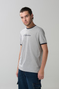 Camiseta gris college con contrastes y manga corta