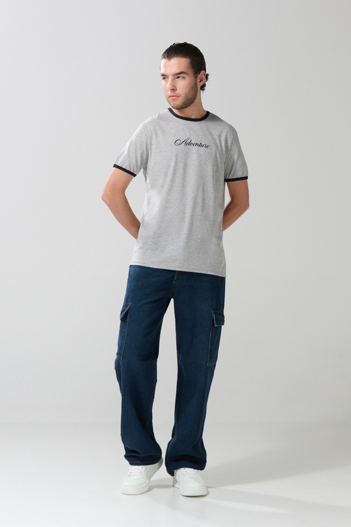 Camiseta gris college con contrastes y manga corta
