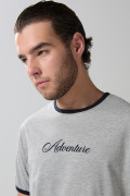 Camiseta gris college con contrastes y manga corta