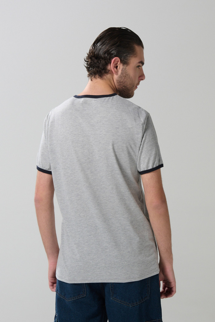 Camiseta gris college con contrastes y manga corta