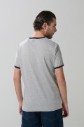 Camiseta gris college con contrastes y manga corta