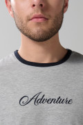 Camiseta gris college con contrastes y manga corta
