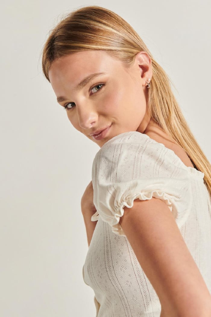 Blusa crop unicolor con manga corta y botones en frente
