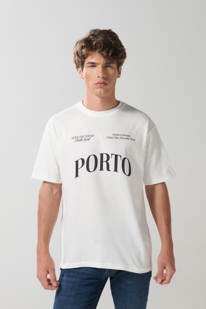 Camiseta college crema hombro rodado con manga corta