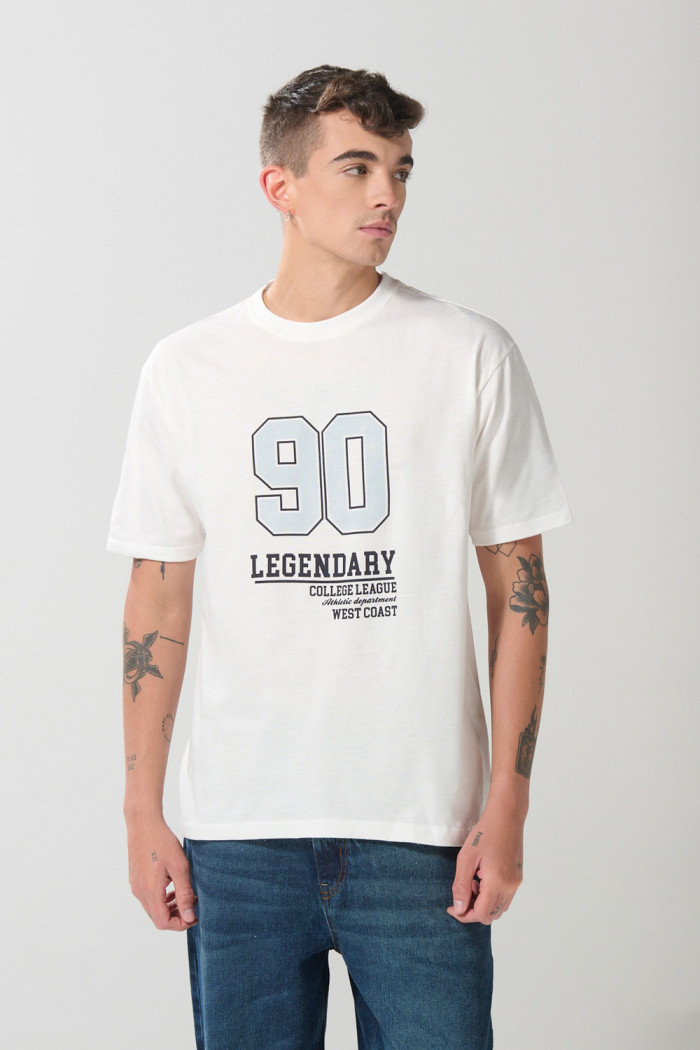 Camiseta hombro rodado college crema con manga corta