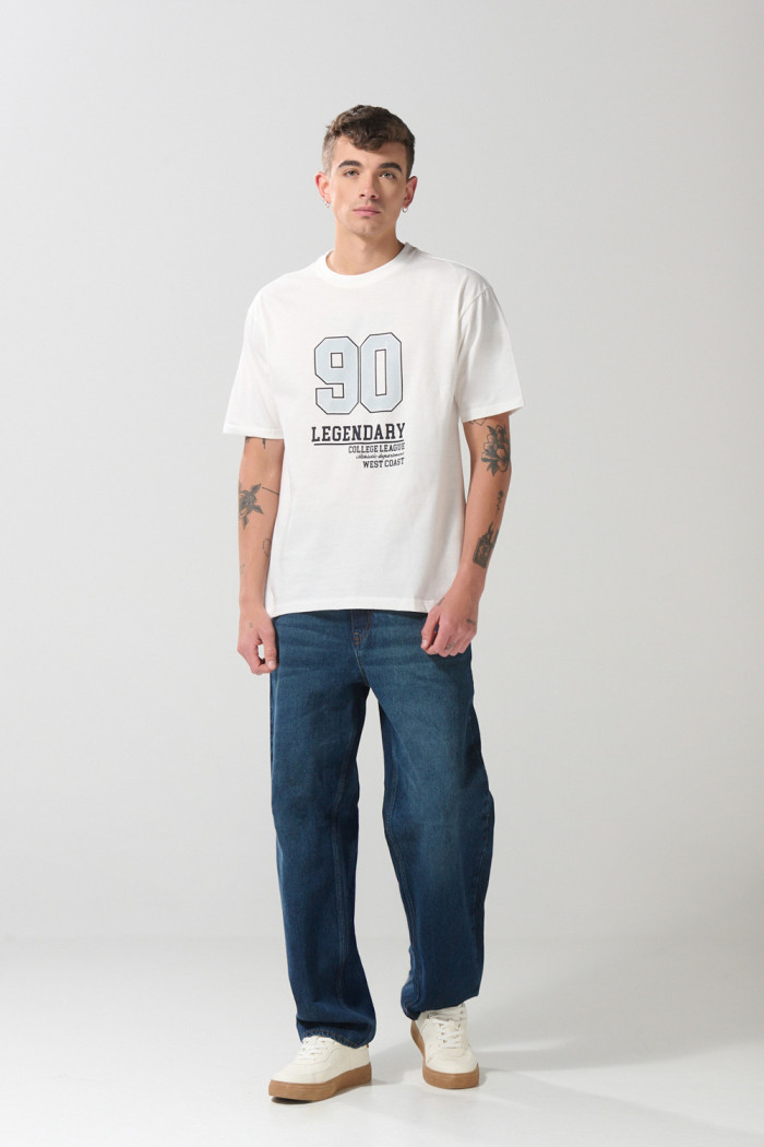 Camiseta hombro rodado college crema con manga corta