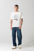 Camiseta hombro rodado college crema con manga corta