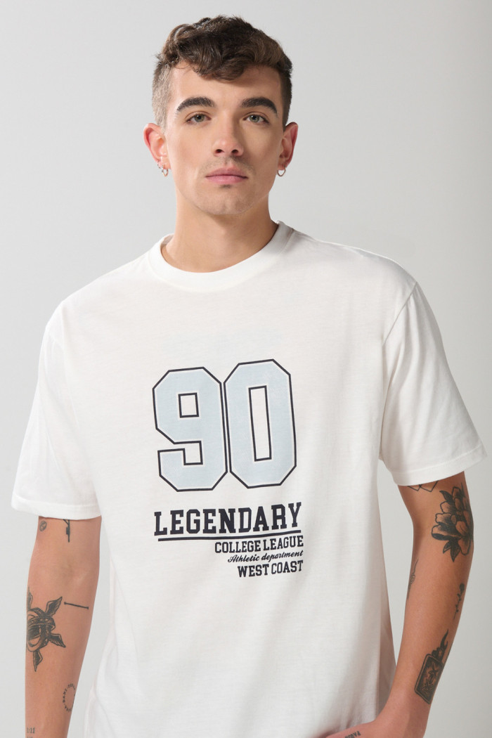 Camiseta hombro rodado college crema con manga corta