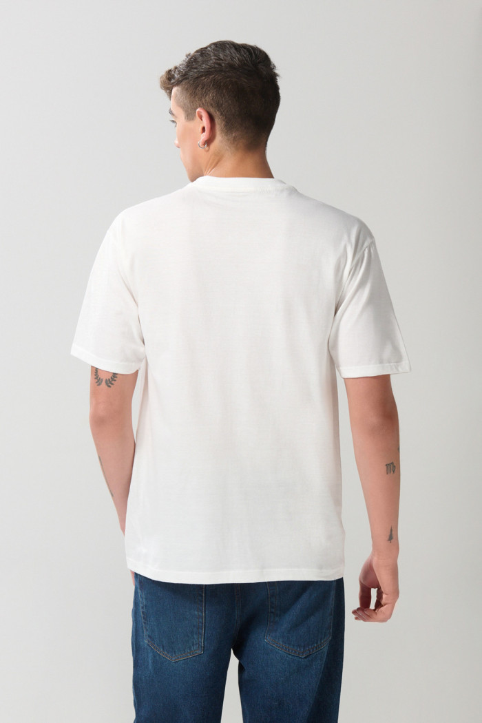 Camiseta hombro rodado college crema con manga corta