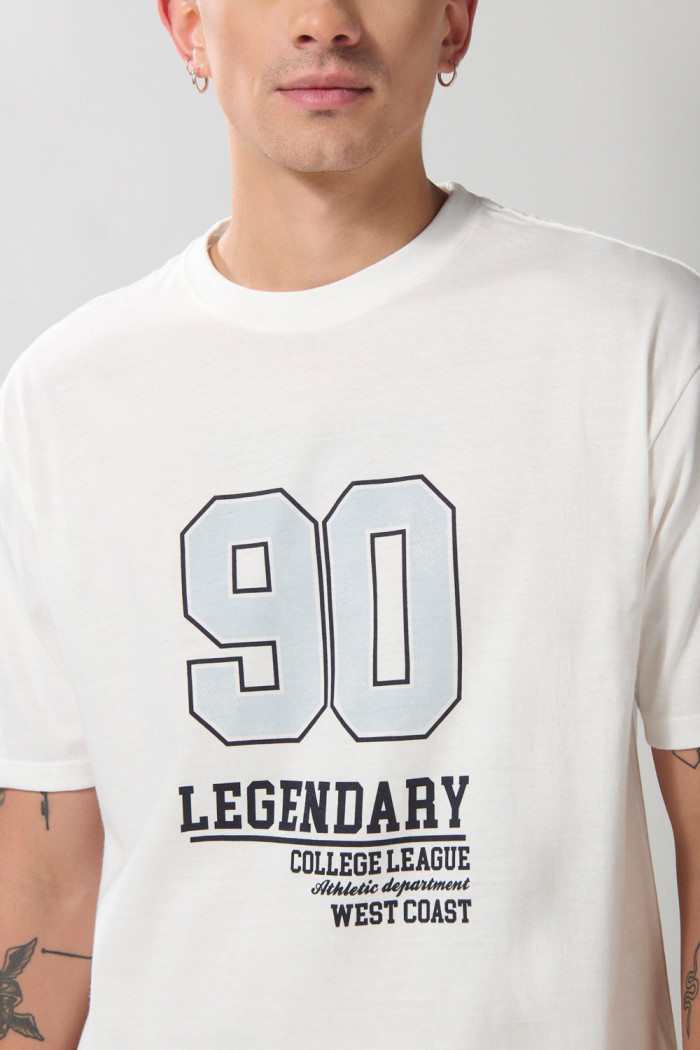 Camiseta hombro rodado college crema con manga corta