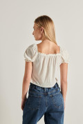Blusa crop unicolor con manga corta y botones en frente
