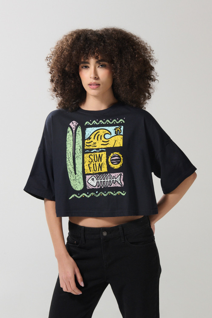 Camiseta crop top oversize unicolor con arte marino