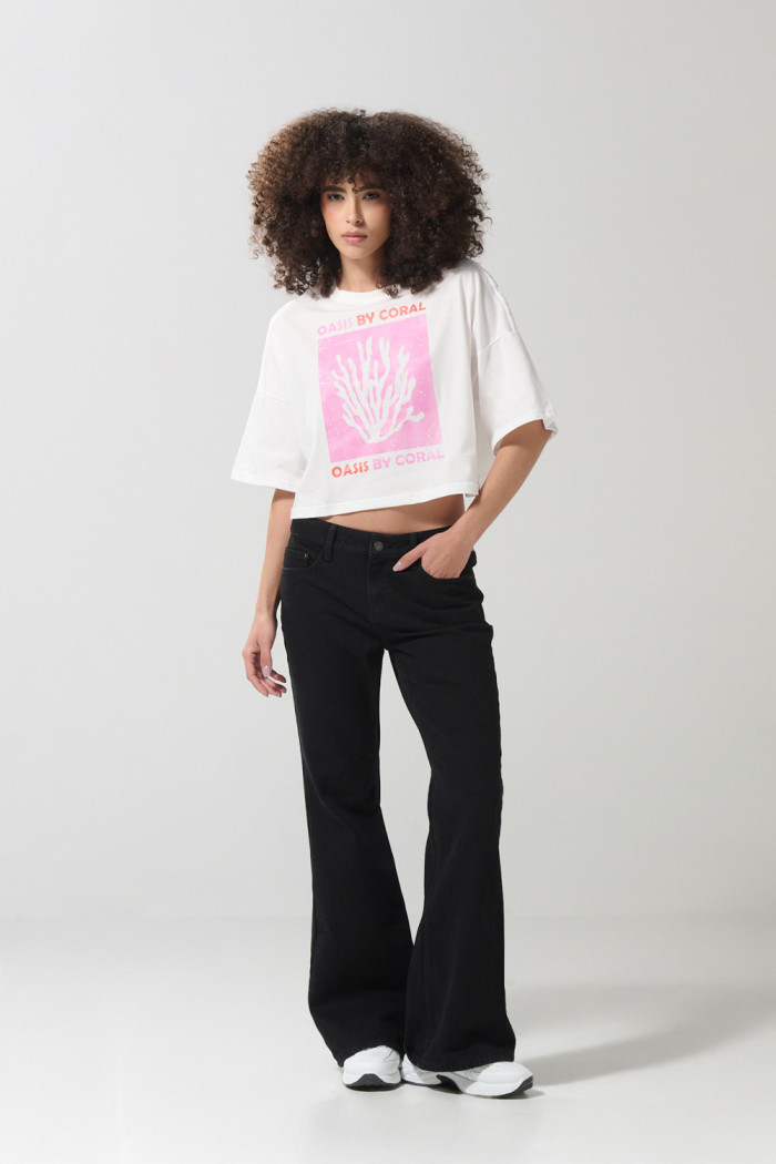 Camiseta crop top oversize unicolor con arte marino