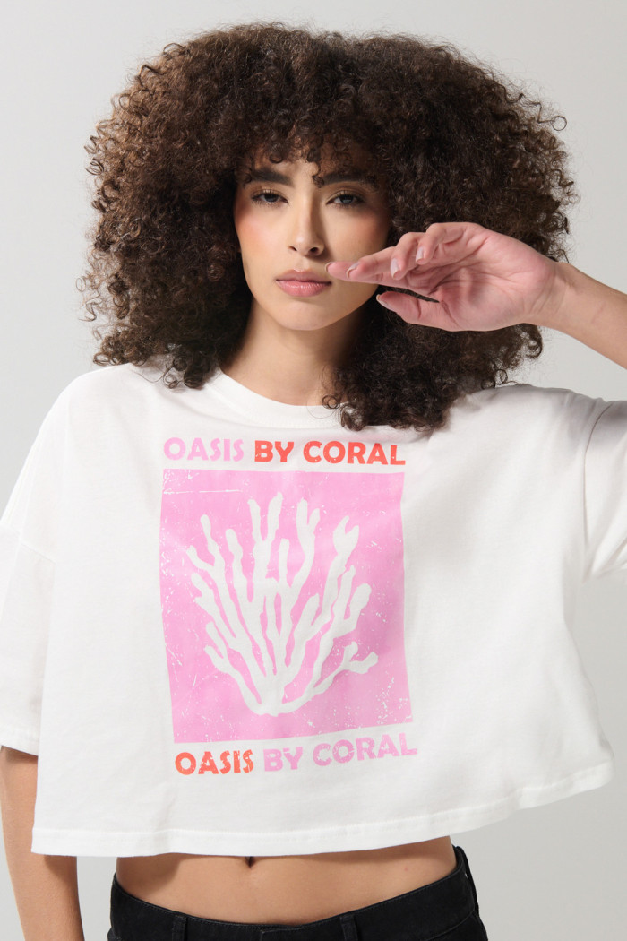 Camiseta crop top oversize unicolor con arte marino