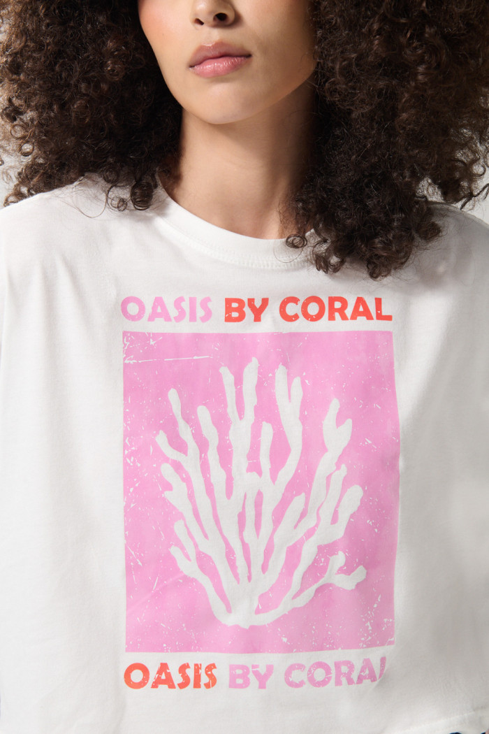 Camiseta crop top oversize unicolor con arte marino