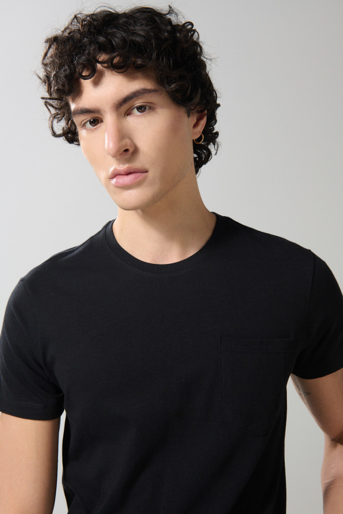 Camiseta con bolsillo, manga corta y cuello redondo unicolor