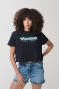 Camiseta azul intensa crop top con arte college delantero