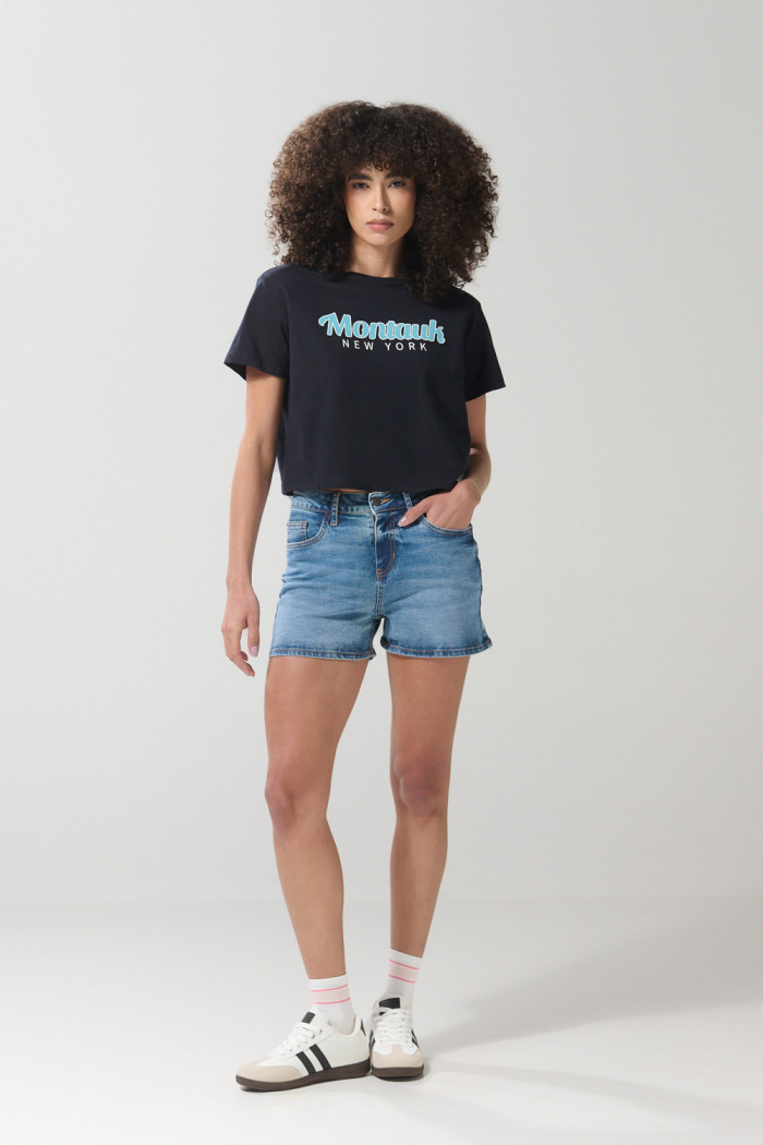 Camiseta azul intensa crop top con arte college delantero