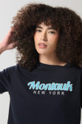 Camiseta azul intensa crop top con arte college delantero