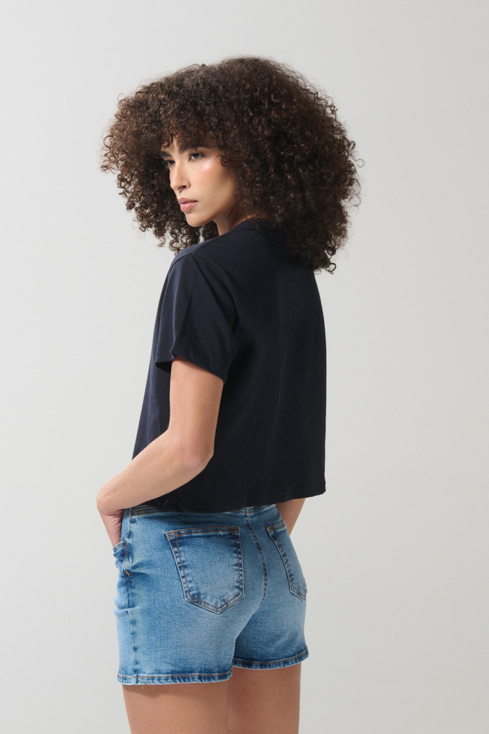 Camiseta azul intensa crop top con arte college delantero