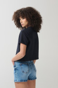 Camiseta azul intensa crop top con arte college delantero
