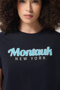 Camiseta azul intensa crop top con arte college delantero