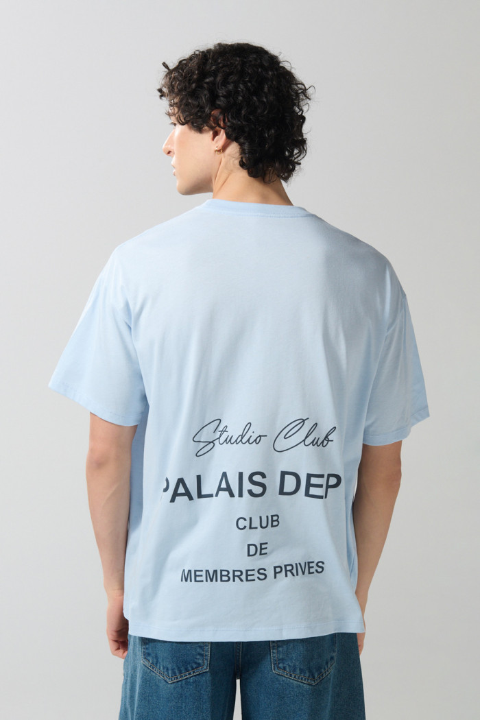 Camiseta oversize azul clara manga corta con textos college