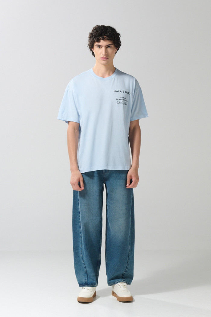 Camiseta oversize azul clara manga corta con textos college