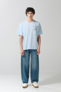 Camiseta oversize azul clara manga corta con textos college