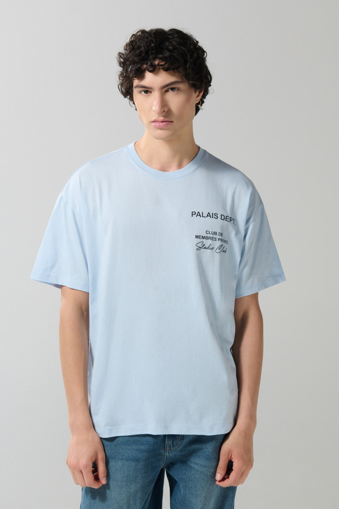 Camiseta oversize azul clara manga corta con textos college