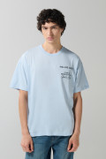 Camiseta oversize azul clara manga corta con textos college