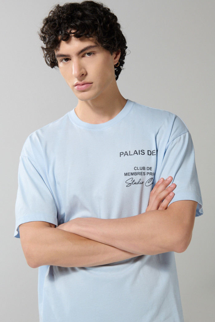 Camiseta oversize azul clara manga corta con textos college