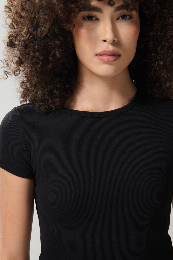 Camiseta acanalada unicolor ajustada con manga corta