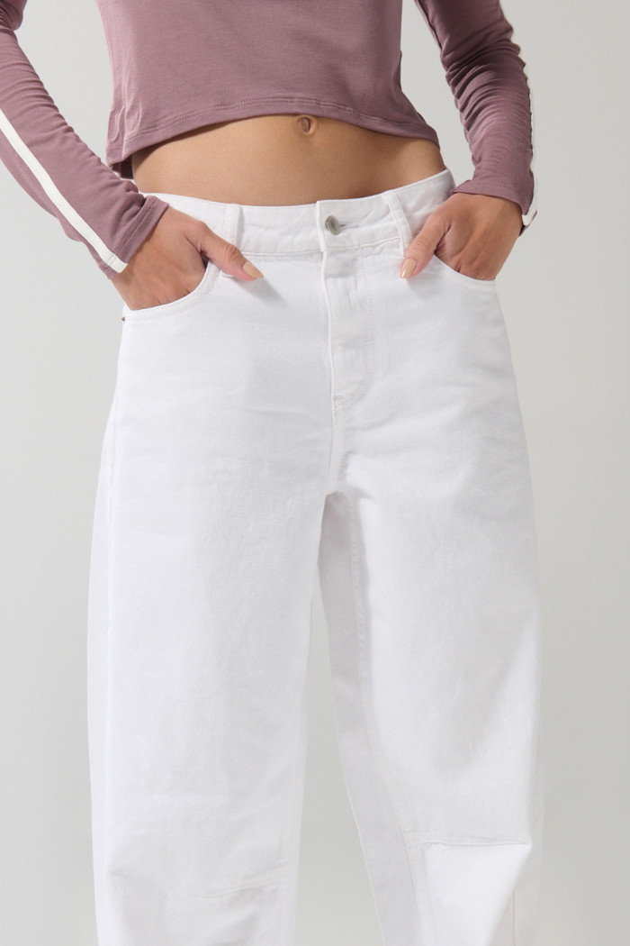 Jean tiro medio barrel blanco con bota ancha y bolsillos