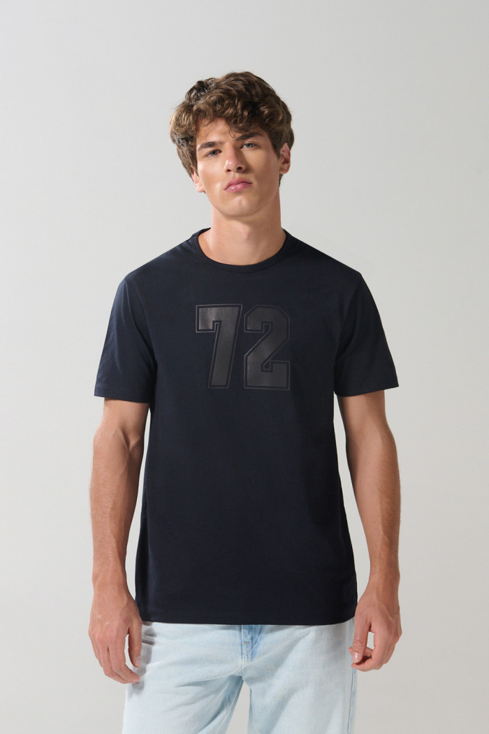Camiseta azul intensa manga corta con arte college numérico