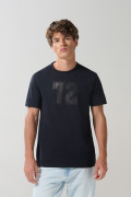Camiseta azul intensa manga corta con arte college numérico