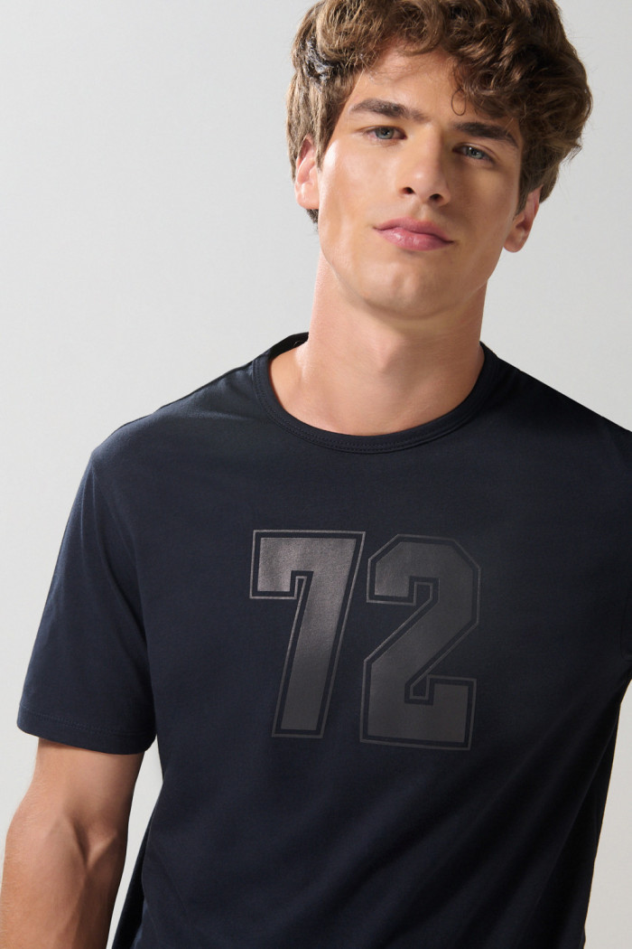 Camiseta azul intensa manga corta con arte college numérico