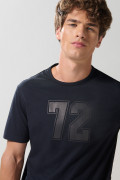 Camiseta azul intensa manga corta con arte college numérico