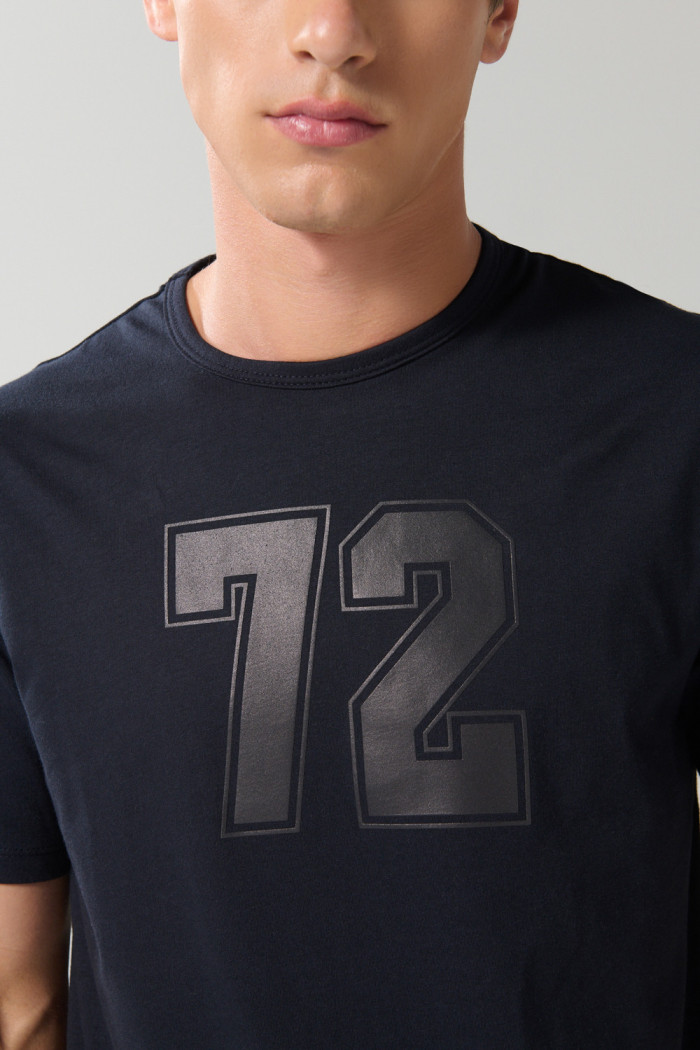 Camiseta azul intensa manga corta con arte college numérico