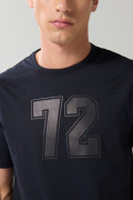 Camiseta azul intensa manga corta con arte college numérico