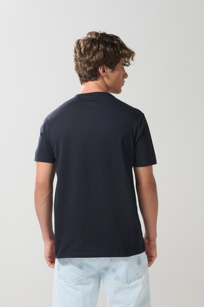 Camiseta azul intensa manga corta con arte college numérico