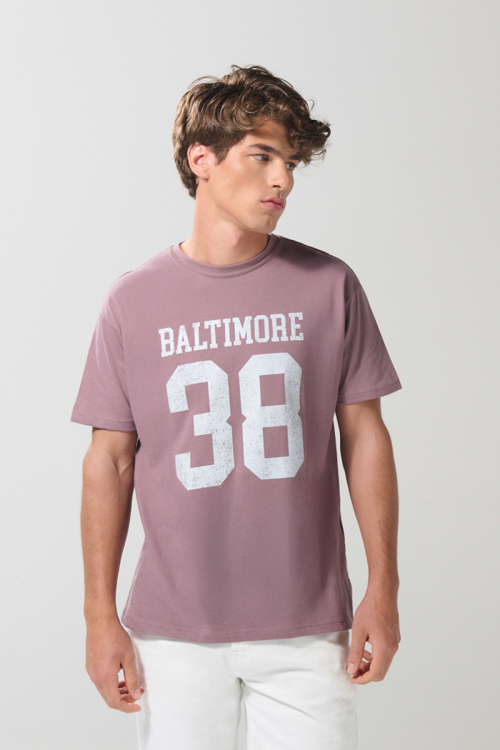 Camiseta lila clara cuello redondo con arte college