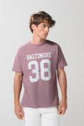 Camiseta lila clara cuello redondo con arte college