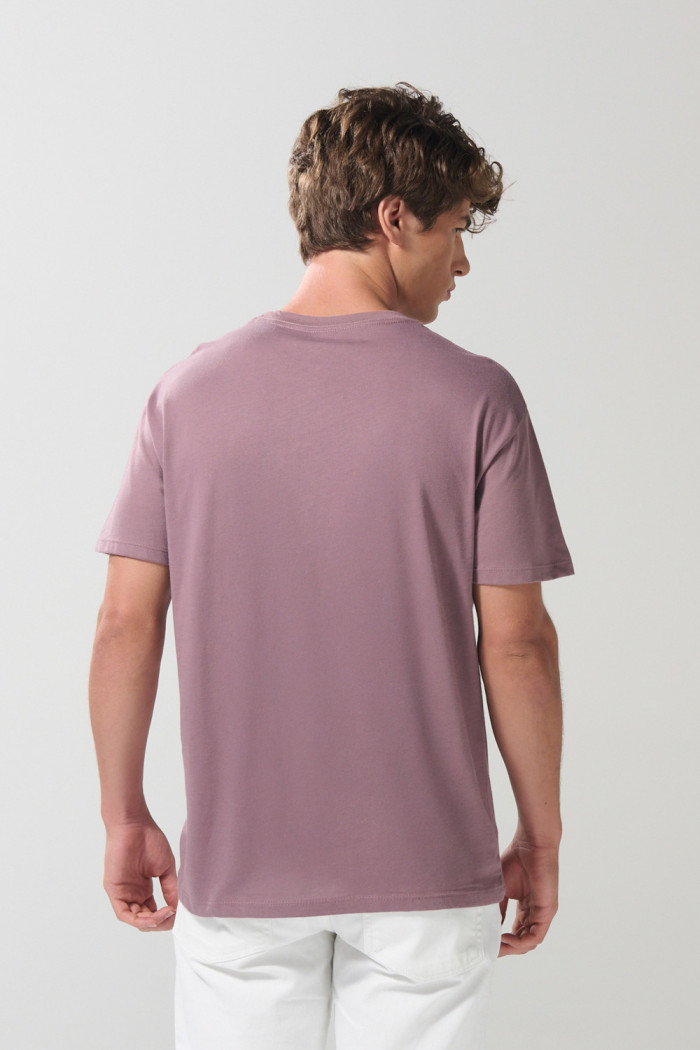 Camiseta lila clara cuello redondo con arte college