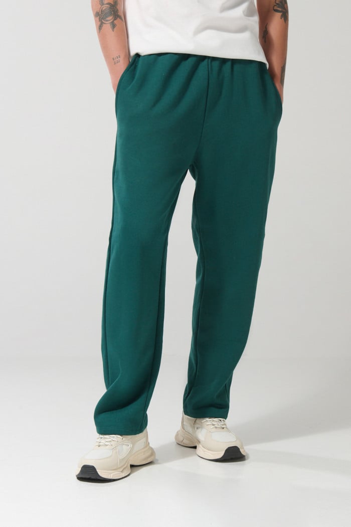 Pantalón jogger verde intenso con bota recta y bolsillos