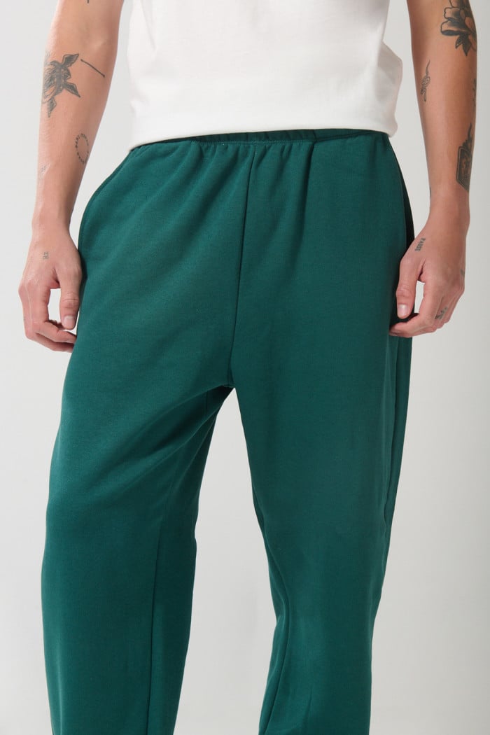 Pantalón jogger verde intenso con bota recta y bolsillos