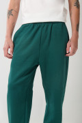 Pantalón jogger verde intenso con bota recta y bolsillos